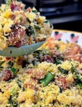 Dicas de Mãe Para um feijão tropeiro ainda mais saboroso, o segredo é não exagerar na farinha e usar o feijão apenas al dente. Assim, ele fica soltinho, úmido e com todos os sabores bem equilibrados. Se quiser, dá para acrescentar ovos mexidos ou trocar o feijão-fradinho pelo carioca cozido. Agora que você aprendeu a como fazer Feijão Tropeiro Simples e Gostoso, veja também: – Arroz Carreteiro Fácil – Farofa Completa com Bacon – Feijão Temperado Tradicional – Vinagrete Simples para Churrasco Esse Feijão Tropeiro Simples e Gostoso ganhou seu coração? Se você adorou essa receita, confira outras delícias no Receitinhas de Mãe ! Não se esqueça de nos seguir também no Facebook e no Pinterest para mais ideias deliciosas!