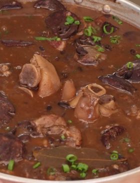 Feijoada completa com carnes, arroz, couve e farofa