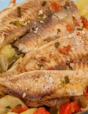 Filé de tilápia assado com batatas e legumes no refratário