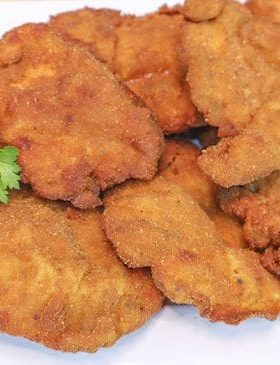 Frango à milanesa crocante e dourado servido em prato.