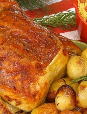 Frango assado recheado com farofa dourado no forno