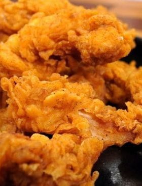 Frango frito crocante com casquinha dourada servido em prato
