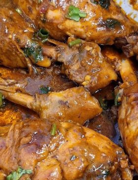 Frango na panela de pressão com molho grosso e bem temperado