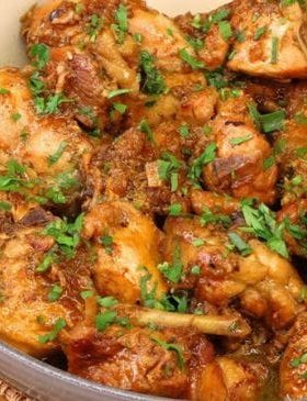 Frango refogado dourado com alho, cebola e cheiro-verde servido na panela