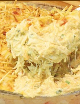 Fricassê de frango cremoso com queijo gratinado e batata palha