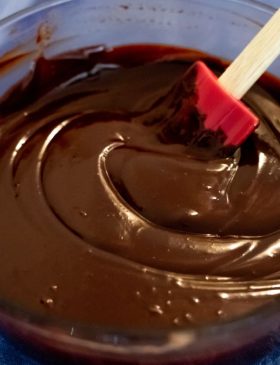 Ganache de chocolate brilhante em uma tigela