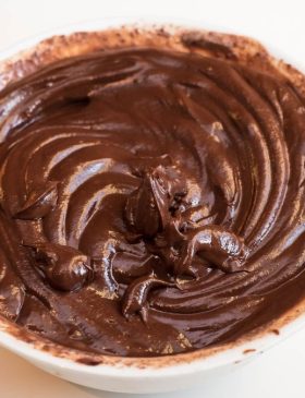 Ganache de chocolate em pó cremosa em uma tigela