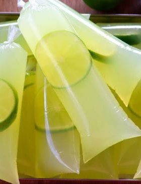 Geladinho alcoólico de caipirinha com limão