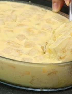 Gelado de abacaxi em um refratário transparente