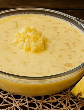 Gelado de abacaxi cremoso servido gelado em travessa