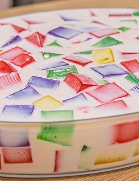 Gelatina colorida com creme de leite condensado doce de gelatina