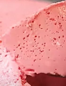 Gelatina cremosa de morango servida em travessa