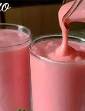 Iogurte caseiro de morango em um copo