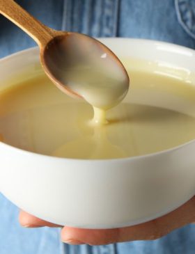 Leite Condensado Caseiro: Preparação artesanal em processo de cozimento.