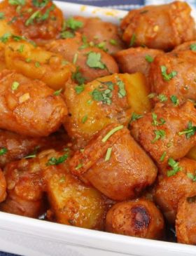 Linguiça com batata pronta em 5 minutos servida em prato