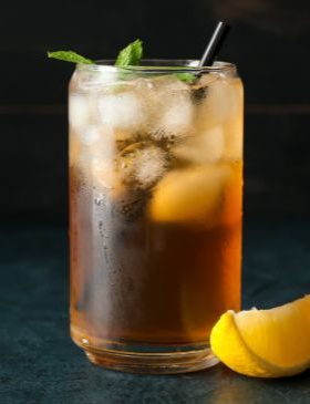 Long Island Iced Tea servido em copo alto com gelo e limão