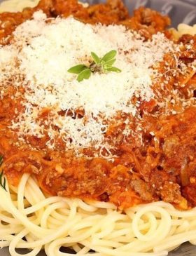 Macarrão à bolonhesa simples e delicioso servido com queijo parmesão