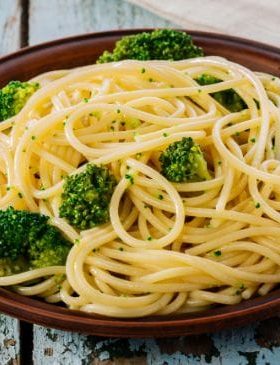 Macarrão Alho e Óleo com Brócolis