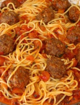 Macarrão com almôndegas ao molho vermelho caseiro