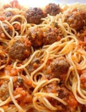 Macarrão com almôndegas ao molho vermelho servido no prato