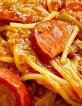 Macarrão com carne moída e calabresa simples e bem temperado