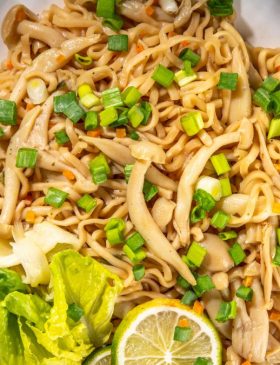 Macarrão com shimeji e cebolinha