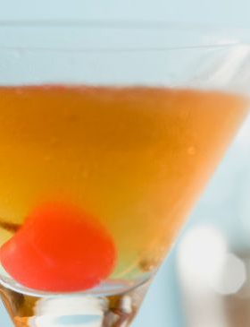 Taça de Manhattan com whisky e vermute