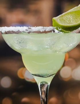 Taça de margarita com borda de sal e decorada com limão