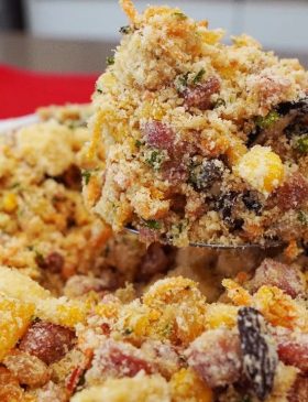 Farofa Natalina com bacon, linguiça calabresa e uva-passa