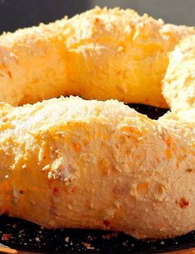 Rosca de polvilho crocante e dourada com queijo
