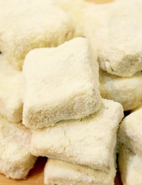 palha italiana de limão em uma forma, decorada com leite em pó