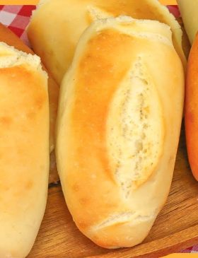 Pão francês caseiro dourado