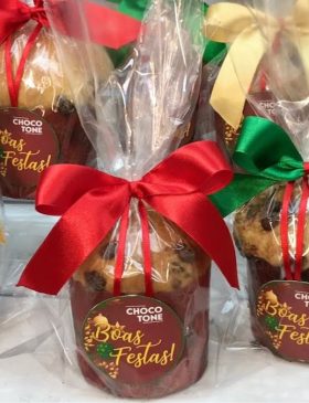 Mini chocotones de Natal dourados com gotas de chocolate.