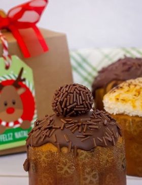 Mini chocotone de Natal recheado com brigadeiro e cobertura de chocolate.