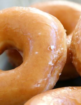 Mini donuts na Airfryer, prontos para servir, polvilhados com açúcar de confeiteiro