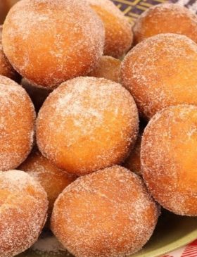 Mini sonhos de padaria recheados com goiabada