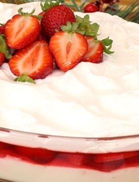 Morango na travessa para o Natal com chantilly e creme de baunilha