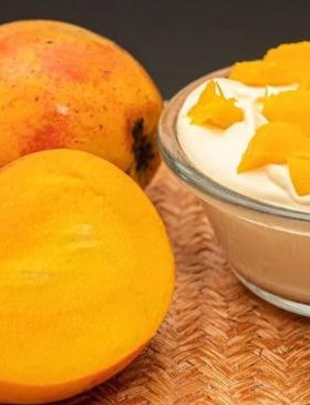 Mousse de manga servido em taças decoradas com pedaços de manga