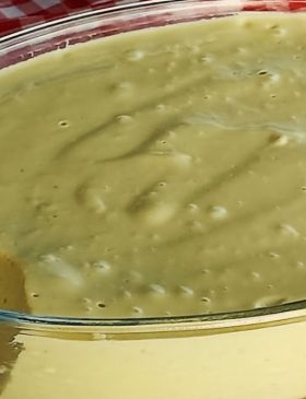 mousse de abacate cremoso servido em taças geladas