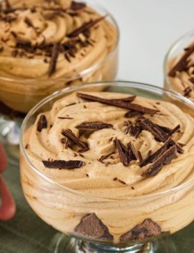 Mousse de café cremoso servido em taça com chocolate