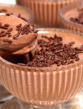 Mousse de chocolate de liquidificador cremosa e gelada