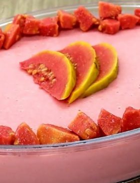 mousse de goiaba cremoso servido em taças decoradas com fatias de goiaba