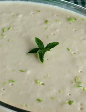 Mousse de jaca cremoso servido em taça decorada com hortelã