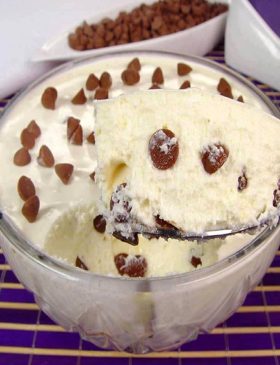 Mousse de Leite Ninho com Gotas de Chocolate