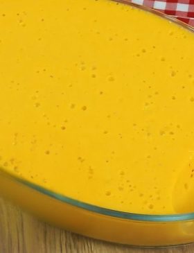 Mousse de manga cremoso e gelado decorado com pedaços de fruta