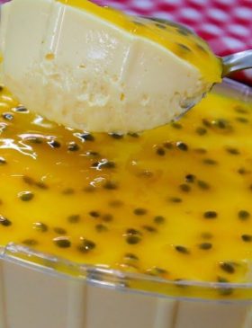 Mousse de maracujá sem gelatina decorado com calda natural