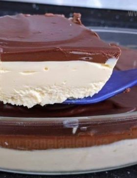 Mousse de maracujá trufado em taças decoradas com chocolate