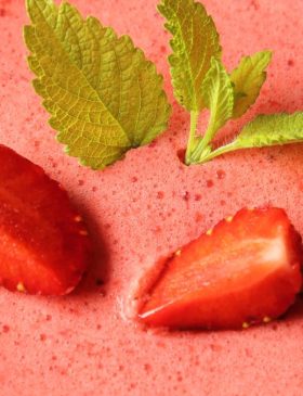 Mousse de morango simples servida em taças