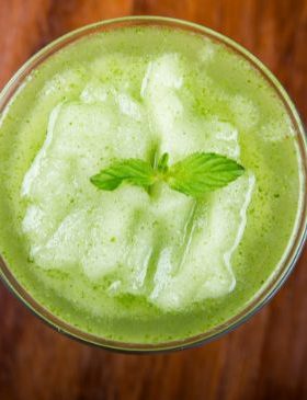 Copo de Mojito Tradicional com hortelã e limão