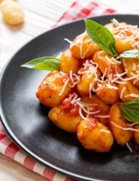 Nhoque de batata caseiro com molho de tomate e carne moída gratinado com queijo ralado